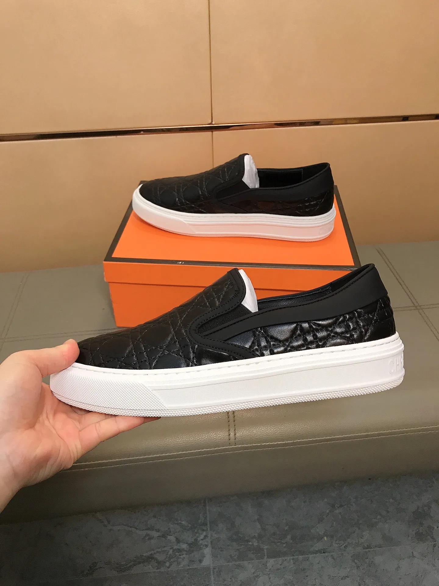 Factory price 400 🔥🔥 (Dior) new men's casual sports shoes 👣 Full of charm, luxury style gentleman's shoes Upper: Made of embossed cowhide imported from Italy, breathable leather lining. Brand wear-resistant soles; with classic logo💋The whole pair of shoes is fashionable and casual without losing high-end style🎈🎈Size: 39-44 (45.46 can be customized)